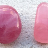 malinový křemen vs růženín (vpravo)