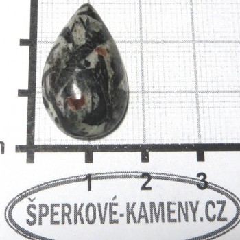 Rula s amfibolem a granátem, kabošon 1 │ www.sperkove-kameny.cz