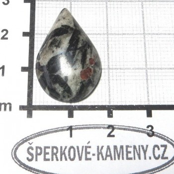 Rula s amfibolem a granátem, kabošon 2 │ www.sperkove-kameny.cz