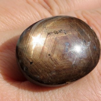 Černozlatavý asterický safír, obří, kabošon č.6|www.sperkove-kameny.cz