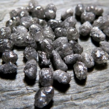 Diamant Stříbrný surový - vrtaný, cca 3mm 1 ks