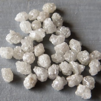 Diamant Bílo stříbrný surový, vrtaný, cca 3 mm- 1 ks