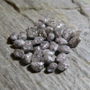 Diamant Stříbrný surový -vrtaný, cca 2.2 mm- 1 ks