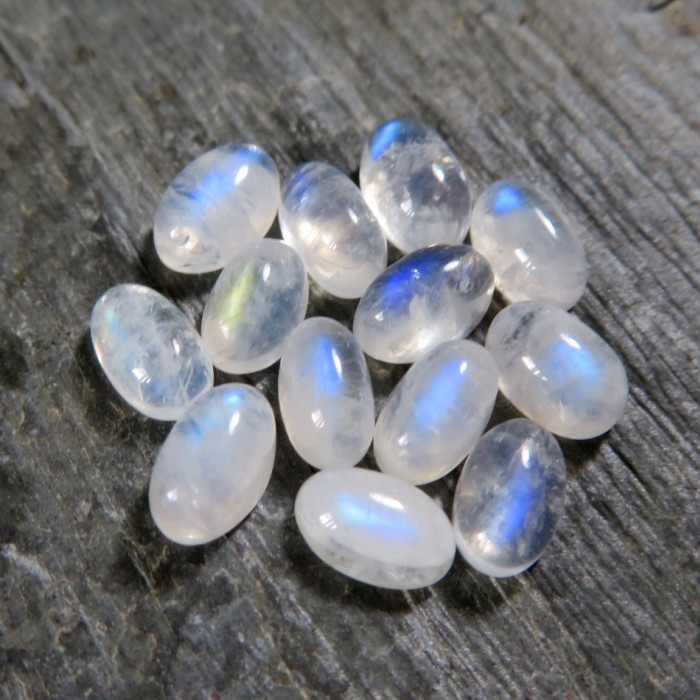 Moonstone, oval cabochon (6x3.5 mm)