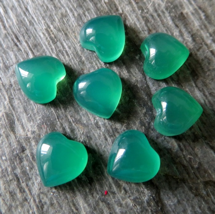 Dyed chalcedony; emerald heart 8x8mm
