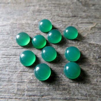 Barvený chalcedon; tmavá smaragdová - 6mm