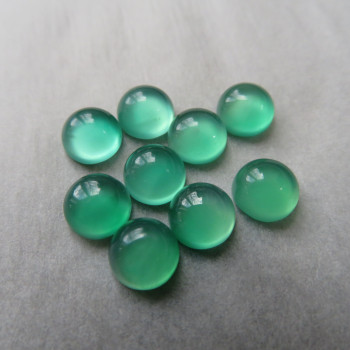 Colored chalcedony; emerald - 7 mm