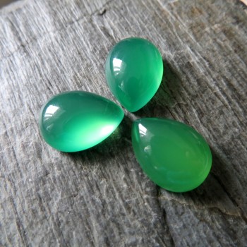 Barvený chalcedon; smaragdová kapka - 12x16mm