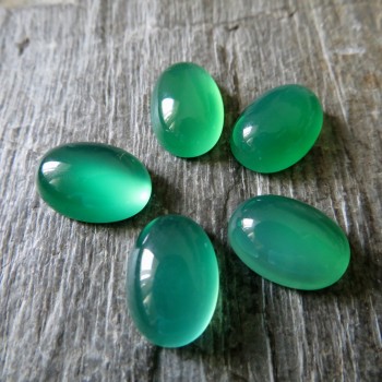 Dyed chalcedony; emerald oval - 10x14mm