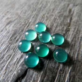Barvený chalcedon; smaragdová - 5mm
