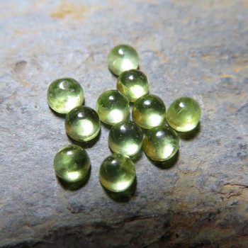 Olivín přírodní   kabošonek  3 mm, 1ks