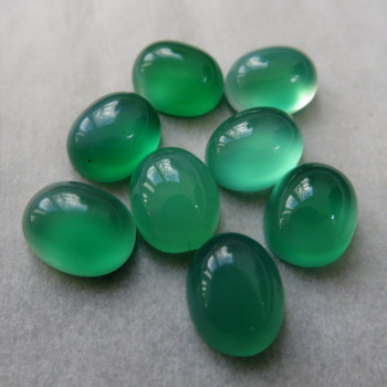 Barvený chalcedon; smaragdový oválek - 8x10mm