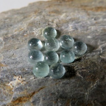 Světlý akvamarín, minikabšon 2.8- 3.0 mm, 1 ks