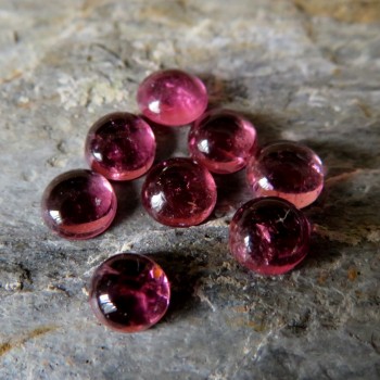 Sytý Rubelit, minikabošon 4mm