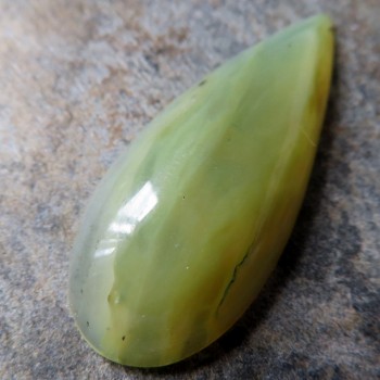 Žlutozelený opál, Madagaskar, kabošon č.4