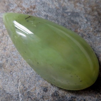 Žlutozelený opál, Madagaskar, kabošon č.7