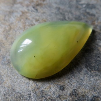Žlutozelený opál, Madagaskar, kabošon č.8
