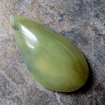 Žlutozelený opál, Madagaskar, kabošon č.9
