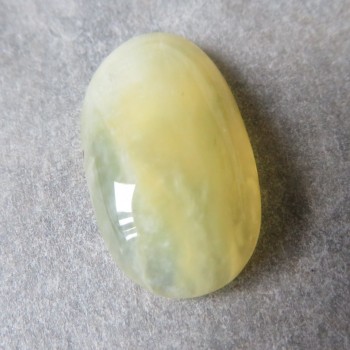 Pastelově žlutý silk opál kabošon č.B18