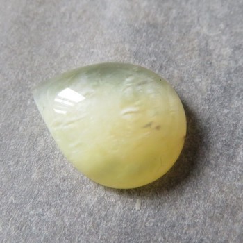 Pastelově žlutý silk opál, kabošon č.B21