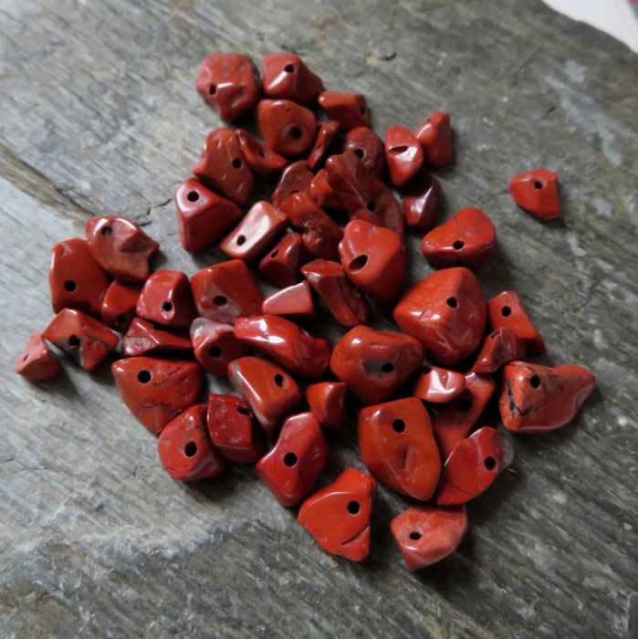 Červený jaspis 50 ks, vrtané zlomky 