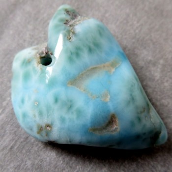 Larimar, vrtaný na kůži