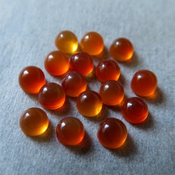 Karneol přírodní, mini kabošon - 3 mm, 1 ks