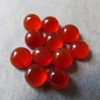 Karneol přírodní, tmavý, kabošon - 5 mm, 1 ks