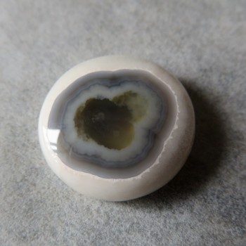 Očičkový chalcedon -kabošon č.2