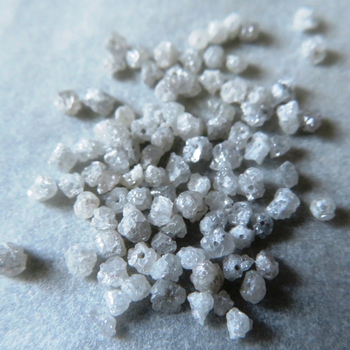 Diamant Bílo-stříbrný surový, vrtaný, velikost 2.2-2.4 mm- 1 ks