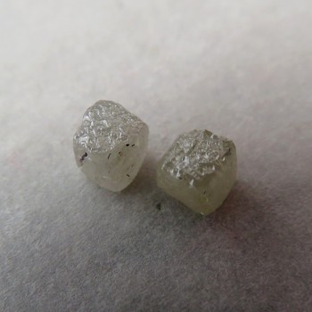 Diamant Bílo-stříbrný surový kostičky-pár