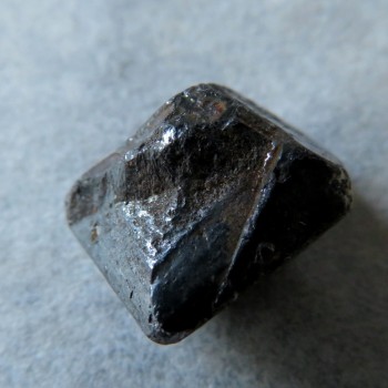 Krystal Magnetitu, M1