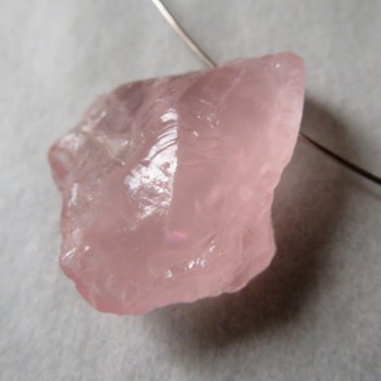 Sytý růženín, surový, vrtaný č.R8