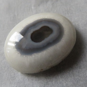 Očičkový chalcedon -kabošon č.1