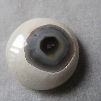 Očičkový chalcedon -kabošon č.2