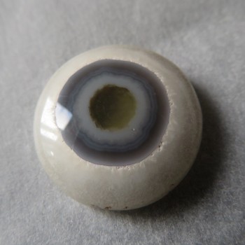 Očičkový chalcedon -kabošon č.8