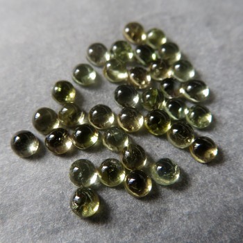 Verdelit olivový, minikabošon 3 mm