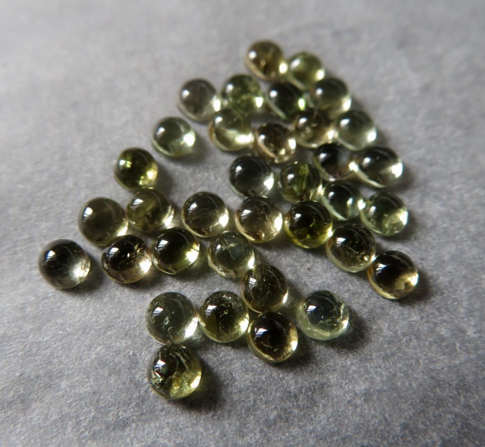Verdelite olive, mini cabochon 3 mm
