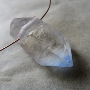 Křišťál s inkluzemi Dumortieritu, vrtaný krystal č.D3