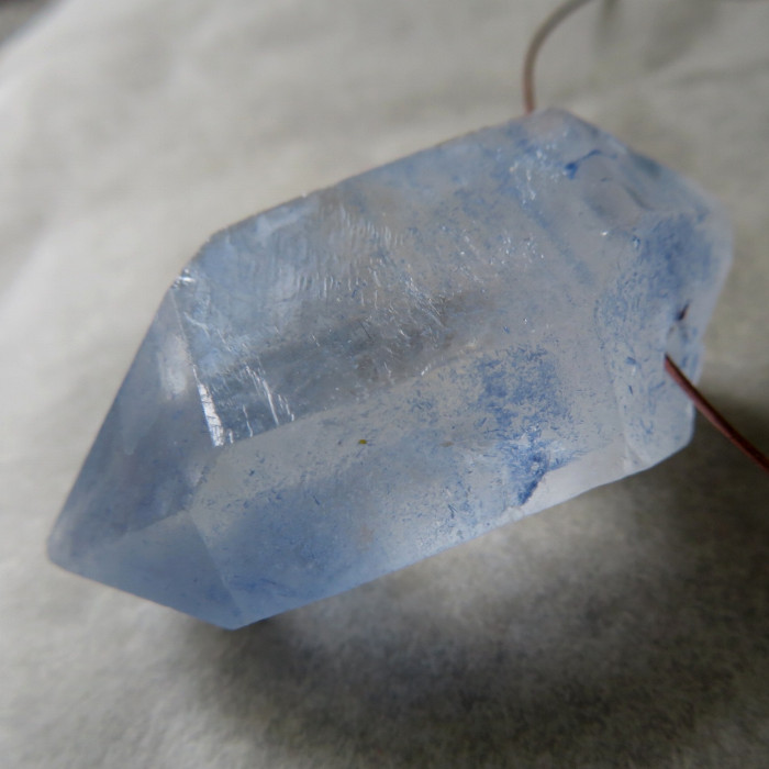 Křišťál s inkluzemi Dumortieritu, vrtaný krystal č.D5