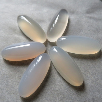 Mléčný chalcedon, oválek 9x23 mm- 1ks