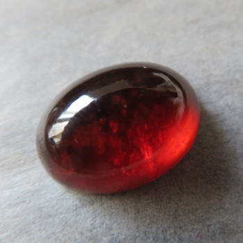 Rudý granát hessonit, Tanzánie, kabošon H3