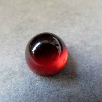 Rudý granát hessonit, Tanzánie, kabošon H8
