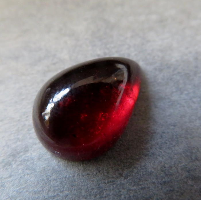 Rudý granát hessonit, Tanzánie, kabošon H9