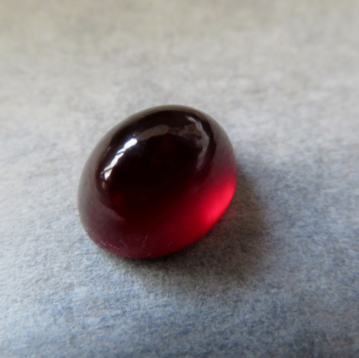 Rudý granát hessonit, Tanzánie, kabošon H10
