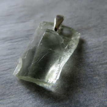 Hiddenite crystal, pendant H2