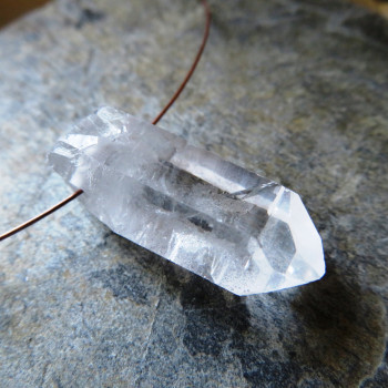 Čistý křišťál, - vrtaný krystal č.B11