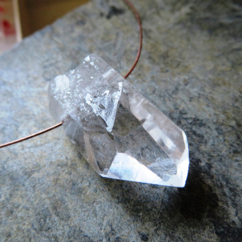 Čistý křišťál, - vrtaný krystal č.B15