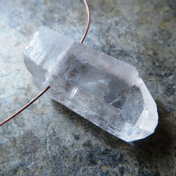 Čistý křišťál, - vrtaný krystal č.B19