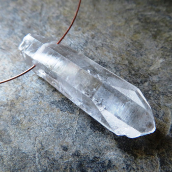 Čistý křišťál, - vrtaný krystal č.B23